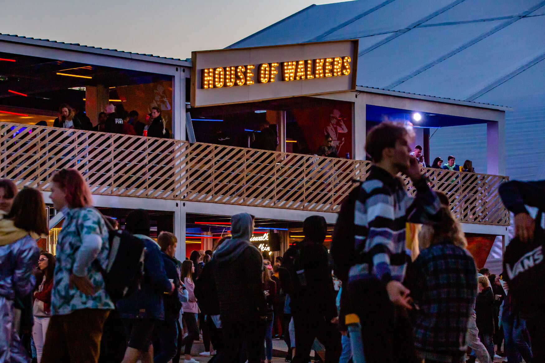 House of Walkers - metalen letters gevuld met bollen boven de ingang